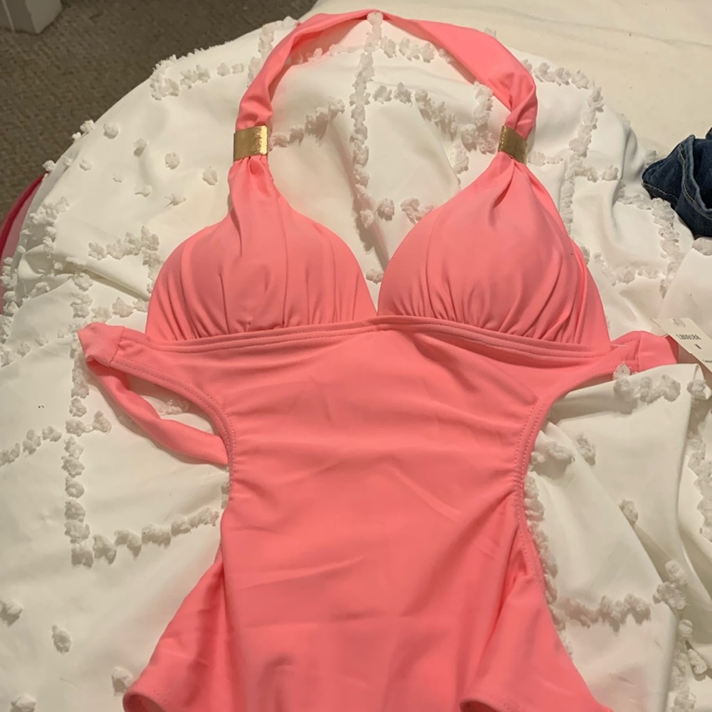 Cute bathing suit! It has cut outs on the side never worn!